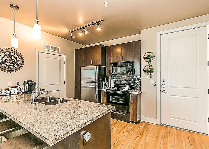 Shopping & Dining 1 Mile - 24 Hour Pool With Parking - 4036 Holiday home Phoenix
