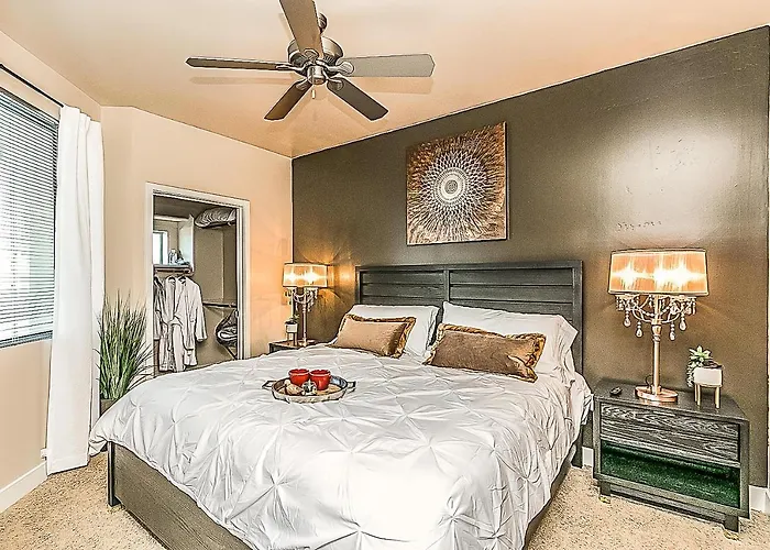 Shopping & Dining 1 Mile - 24 Hour Pool With Parking - 4036 Holiday home