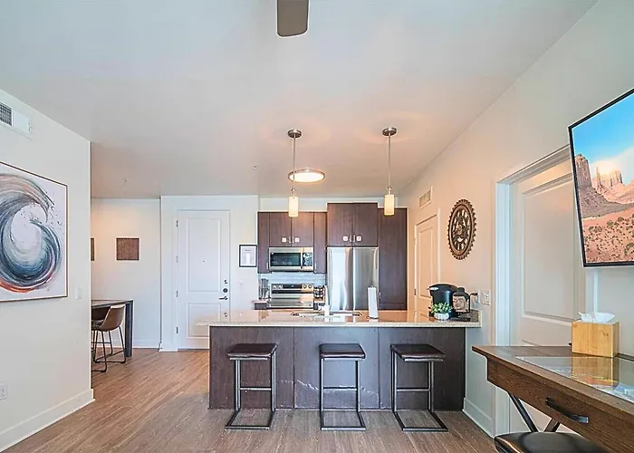 Holiday home Shopping & Dining 1 Mile - 24 Hour Pool With Parking - 4036