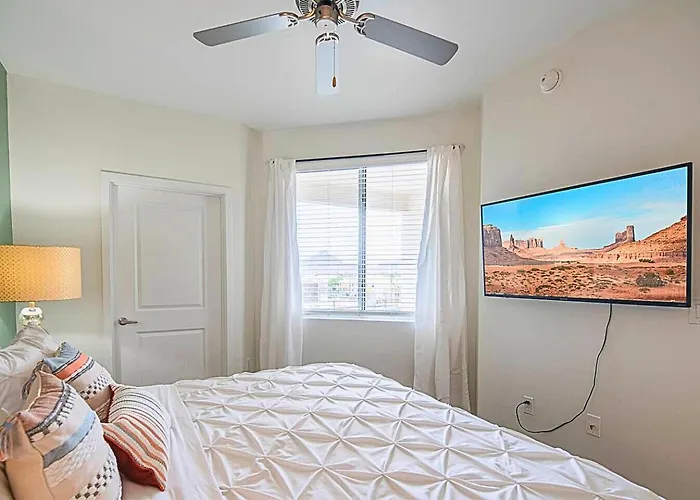 Shopping & Dining 1 Mile - 24 Hour Pool With Parking - 4036 Holiday home