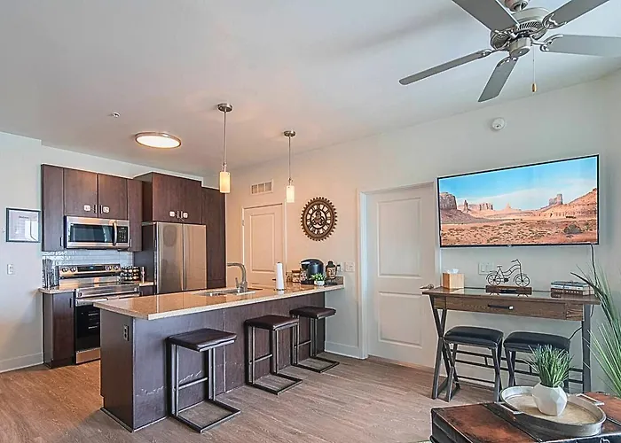 Holiday home Shopping & Dining 1 Mile - 24 Hour Pool With Parking - 4036