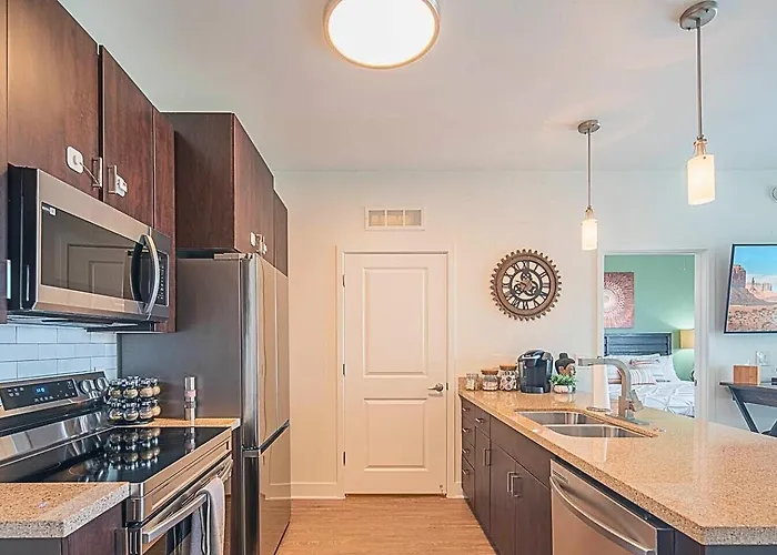 Holiday home Shopping & Dining 1 Mile - 24 Hour Pool With Parking - 4036