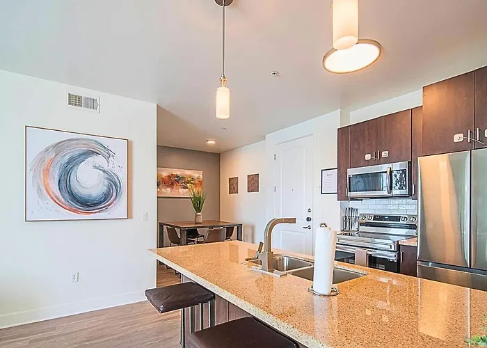 Shopping & Dining 1 Mile - 24 Hour Pool With Parking - 4036 Holiday home *