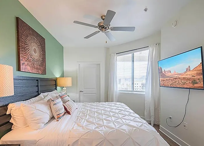 Holiday home Shopping & Dining 1 Mile - 24 Hour Pool With Parking - 4036 Phoenix