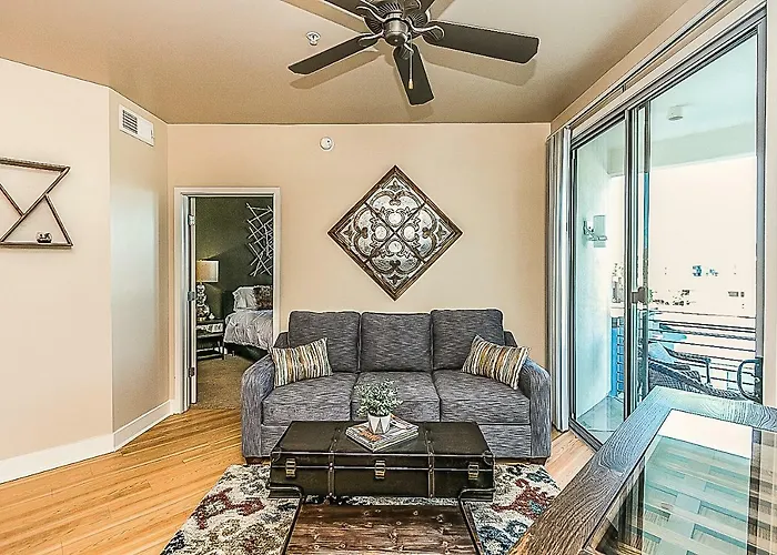 Holiday home Shopping & Dining 1 Mile - 24 Hour Pool With Parking - 4036