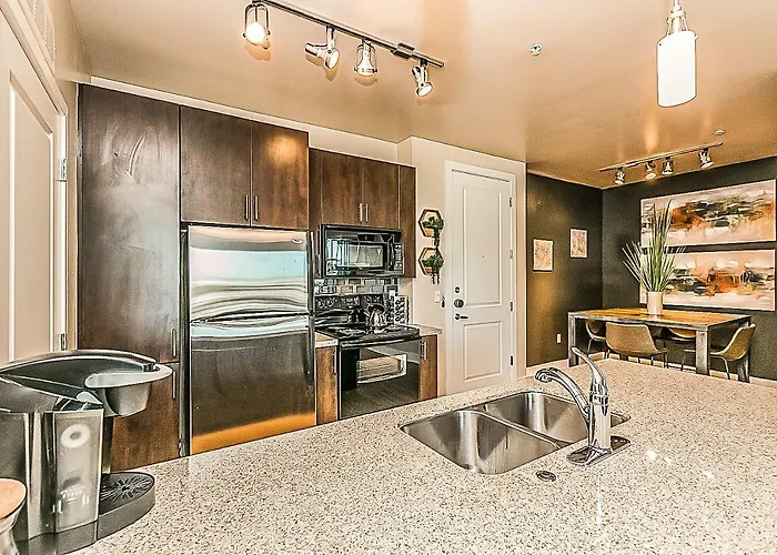 Holiday home Shopping & Dining 1 Mile - 24 Hour Pool With Parking - 4036